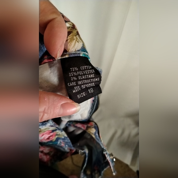 Exocet Floral cropped jeans with some stretch (size 18) - Picture 4 of 8